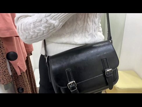 ❤️ فٹنگ روم میں ڈلڈو کے ساتھ نوجوان کتیا فیرل بیری کی عوامی مشت زنی سیکس  ❌